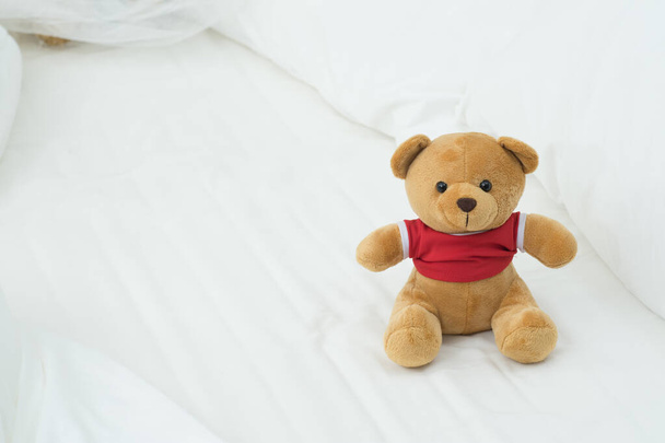 La bambola orso sul letto - Foto, immagini