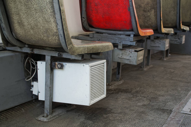 Παλιές συσκευές για ηλεκτρική θέρμανση καθισμάτων στα μέσα μαζικής μεταφοράς - τραμ ή βαγόνια του μετρό. Κοντινό πλάνο - Φωτογραφία, εικόνα