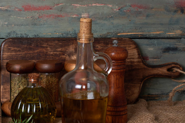 olio d'oliva e spezie per insaporire e insaporire il cibo a casa - Foto, immagini