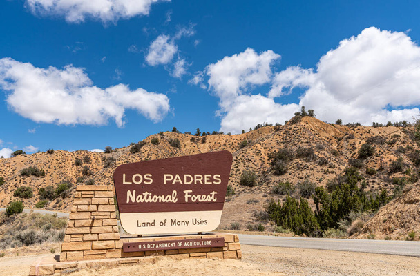Los Padres National Forest, CA, USA - 21 травня 2021: Beige на коричневому знаку біля входу в парк під синім хмарним пейзажем. Гірський хребет позаду. - Фото, зображення