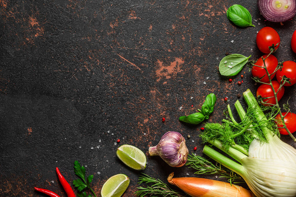 Essen Kochen Hintergrund auf schwarzem Stein Tisch. Frisches Gemüse, Gewürze, Kräuter und Öl. Ansicht von oben. Keto-Diät. Zutaten zum Kochen mit Platz für Ihren Text - Foto, Bild