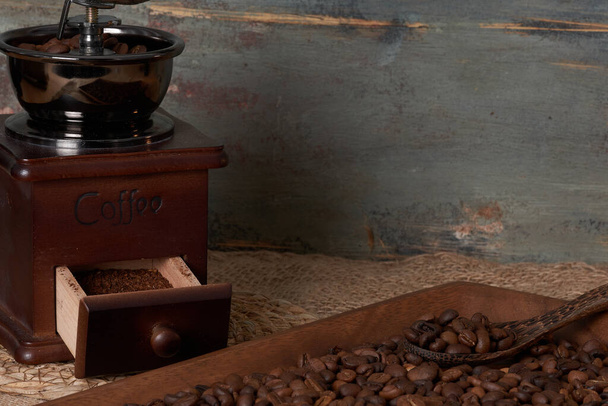 pavut ja hiomakone valmistaa runsaasti ja kuumaa kahvia kotona, yliluonnollinen ja energisoiva - Valokuva, kuva