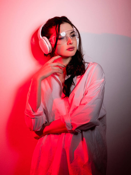 music chill urban lifestyle neon girl headphones - Valokuva, kuva
