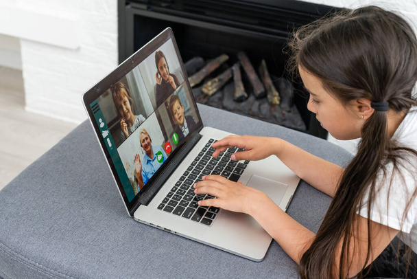 Enseignement à distance en ligne. Enfants de l'école avec ordinateur ayant un chat par vidéoconférence avec l'enseignant et le groupe de classe. Enfant étudiant de la maison. Écoles à domicile pendant la quarantaine et l'éclosion de coronavirus - Photo, image