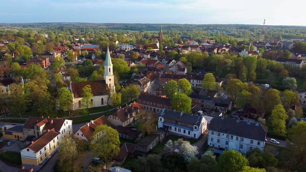 Luftaufnahme der Altstadt von Kuldiga mit roten Dachziegeln und der evangelisch-lutherischen Kirche St. Katharina in Kuldiga, Lettland. - Foto, Bild