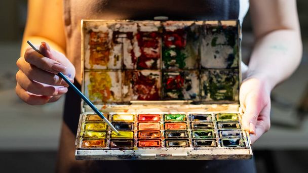 choose color female artist painting lesson art - Фото, изображение
