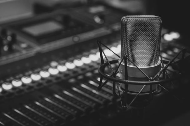 Profesjonalny mikrofon w studiu stacji radiowej - Zdjęcie, obraz