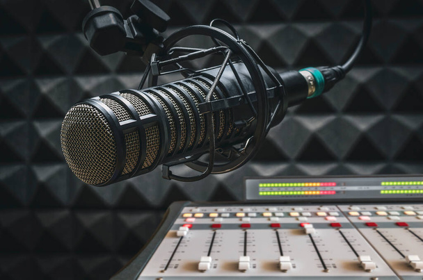 Professionelles Mikrofon im Radiostudio - Foto, Bild
