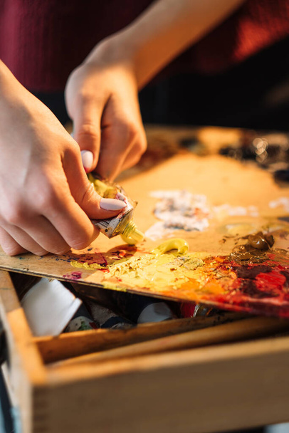 professional painting hands applying acrylic paint - Foto, Bild