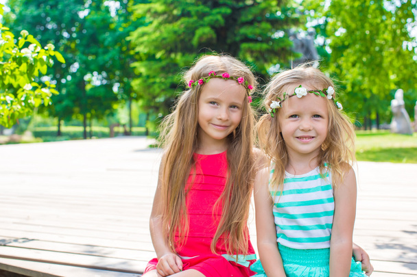 Porträt entzückender kleiner Mädchen an warmen Sommertagen - Foto, Bild