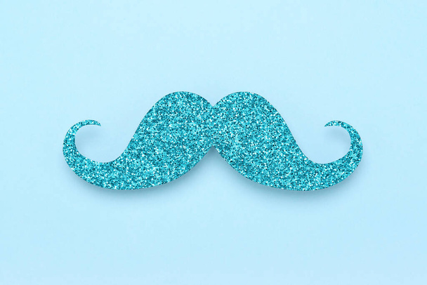 Mustache de glitter Teal sobre fondo azul. Elemento de diseño para la tarjeta de felicitación del Día del Padre. Glam metro símbolo sexual. - Foto, imagen