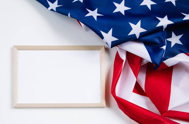 Amerikai zászló és üres keret szöveges fehér háttér. Az USA kultúrája. A függetlenség, az emléknap vagy a munkanap fogalma. - Fotó, kép