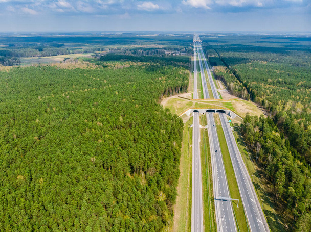 Expressway kanssa ekouct ylitys - silta yli moottoritien, joka mahdollistaa villieläinten turvallisesti yli tien, antenni ylhäältä alas näkymä - Valokuva, kuva