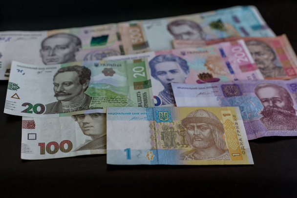 Papír pénz különböző címletek, ukrán hrivnya háttér szétszórt bankjegyekkel. Infláció, üzleti, gazdasági és pénzügyi téma. - Fotó, kép