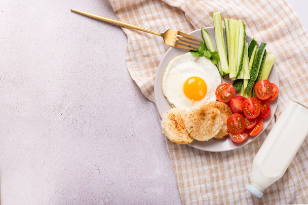 śniadanie z jajkiem i warzywami. zdrowe odżywianie dla sportowców - Zdjęcie, obraz