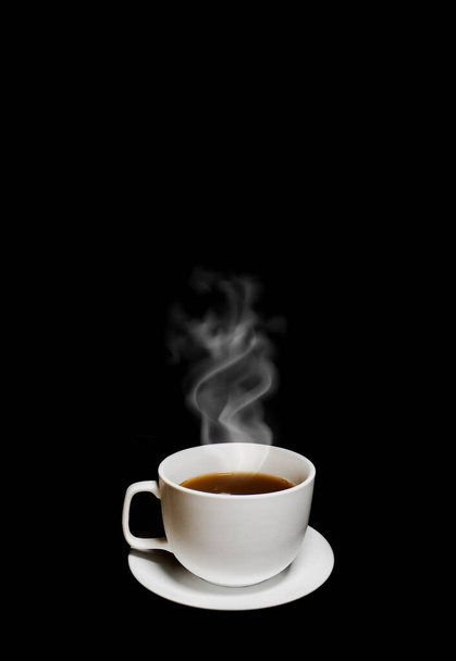 tasse de thé chaud sur fond noir - Photo, image