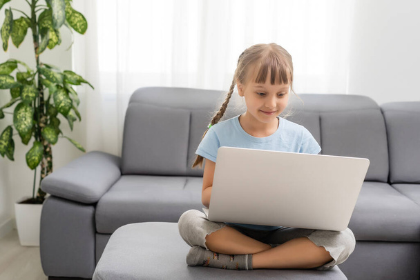 Volledige grootte foto van verbaasd kind zitten gevouwen gekruiste benen werk computer krijgen social media melding - Foto, afbeelding