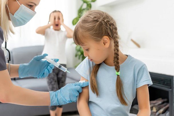 医者は子供の予防接種をする - 写真・画像