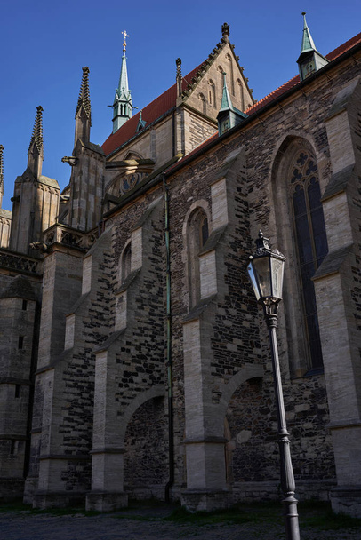 Колин, Чехия - 22 мая 2021 года - внешняя система поддержки церкви Св. Варфоломея                                 - Фото, изображение