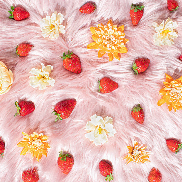 ヴィンテージ、代替新鮮な春の花とおいしい赤いイチゴ - 写真・画像