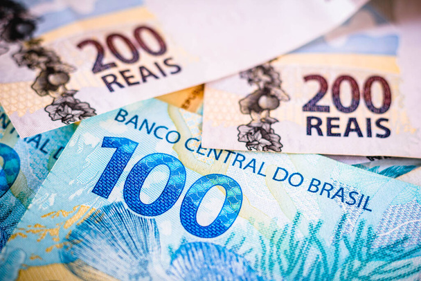 El detalle de las doscientas cien notas reales. El real es la moneda de Brasil. El Banco Central lanzó directrices para la creación de una moneda digital que servirá como una extensión de lo real en el país - Foto, Imagen
