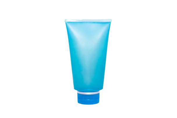Gel de lavado facial de color azul con lugar para su diseño sobre fondo blanco aislado - Foto, imagen