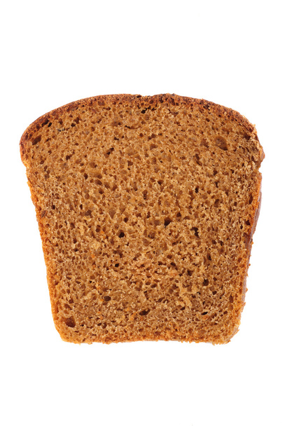 Rebanada de pan marrón aislada sobre fondo blanco  - Foto, Imagen