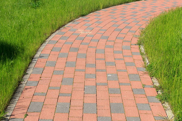 téglával betonozott járda - Fotó, kép