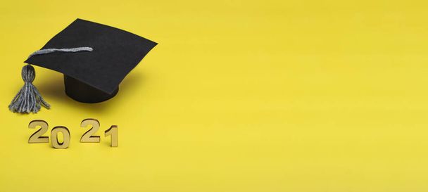 Abschluss 2021. Absolventenkappe auf gelbem Hintergrund. Graduate Template 2021. Banner - Foto, Bild