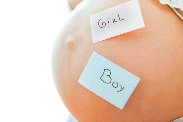 Ragazza incinta su sfondo bianco con adesivi - Foto, immagini