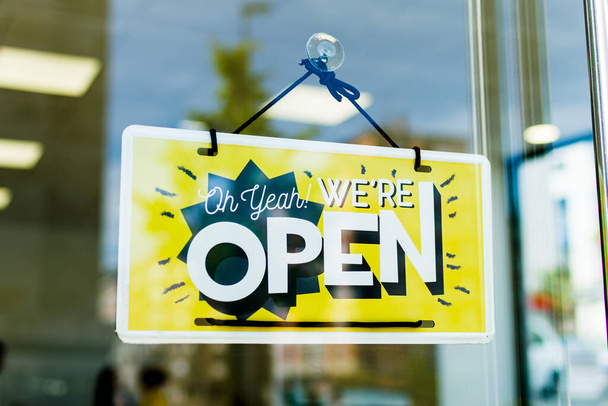 Wir sind Open Signage durch die Glastür eines kleinen Geschäfts. - Foto, Bild