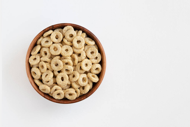 gabonapehely cheerios tálban elszigetelt fehér alapon, tányér finom gyűrűk, egészséges reggeli koncepció - Fotó, kép