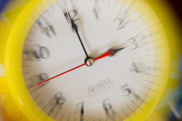 Imagem turva de um relógio analógico que atinge as 3 horas, indicando o stress produzido pela vida moderna - Foto, Imagem