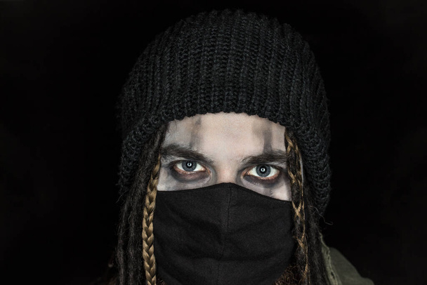 Man in hat and mask over dark background - Fotografie, Obrázek