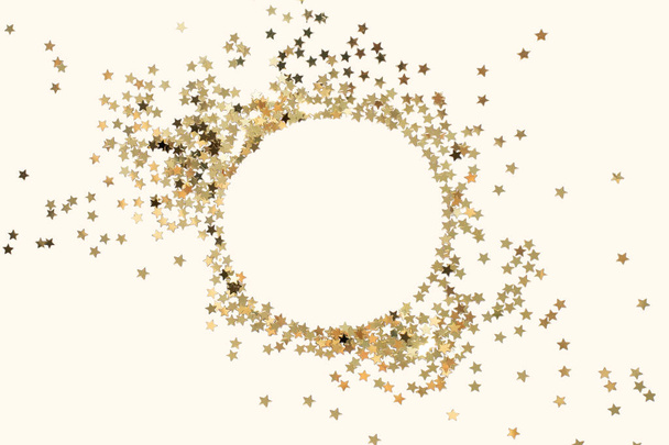 estrellas de oro en círculo, decoración de purpurina en formato psd. fondo para su diseño, filtro para fotografía - Foto, Imagen
