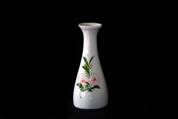 Vase traditionnel japonais à liqueur de saké sur fond noir - Photo, image