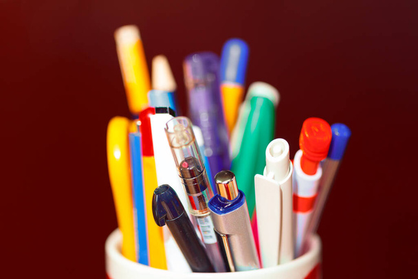 Bolígrafos para la escuela en una pila. Montón de plumas de colores - Foto, Imagen