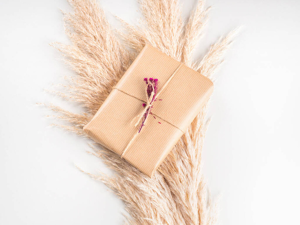 Caixa de presente embrulhada em papel artesanal com flores secas - Foto, Imagem