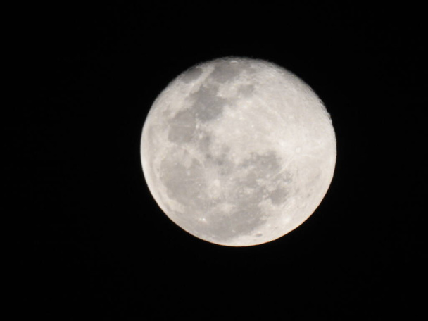 Primer plano de la hermosa luna llena en un fondo negro nocturno en Bangalore, Karnataka, India - Foto, imagen