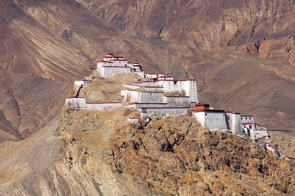 μακρινή θέα του αρχαίου κάστρου στο Θιβέτ - Φωτογραφία, εικόνα