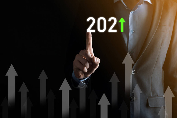 Vývoj podnikání k úspěchu a rostoucí růst rok 2021 koncepce.Plánovat růst podnikání graf v roce 2021 konceptu.Podnikatel plán a zvýšení pozitivních ukazatelů ve svém podnikání. - Fotografie, Obrázek