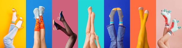 Beine von stilvollen jungen Frauen auf farbigem Hintergrund - Foto, Bild