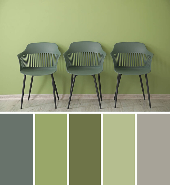 Καρέκλες κοντά σε πράσινο τοίχο στο δωμάτιο. Διαφορετικά μοτίβα χρωμάτων - Φωτογραφία, εικόνα