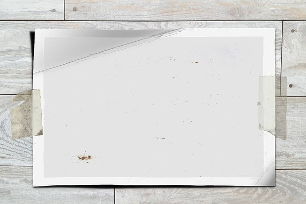 Mocasín en blanco rasgado hoja marco de papel recordatorio pegado con cinta adhesiva a la pared texturizada de madera blanca - Foto, Imagen