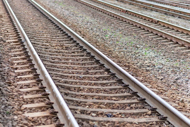 Vasúti sínek városi fotózás. Vezető vonal nézet.vas rozsdás vonat vasúti részlet felett sötét kövek vasúti út - Fotó, kép