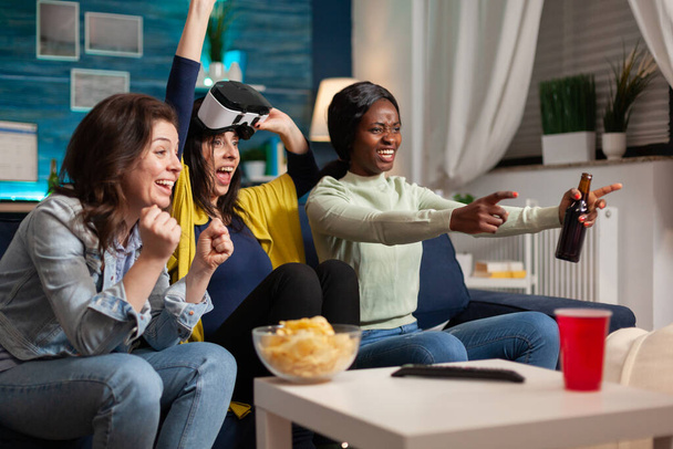 Багато етнічних друзів святкують перемогу під час гри у відеоігри
 - Фото, зображення