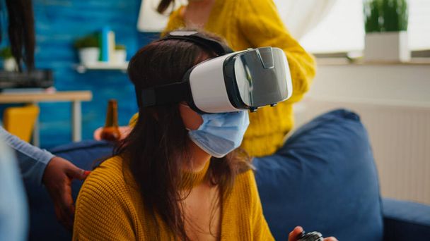 Junge Frau erlebt virtuelle Realität bei Videospielen - Foto, Bild