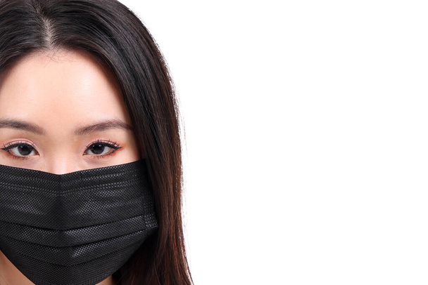 美しい若いです東南アジアの女性身に着けています黒3 ply抗ウイルス外科顔マスク上の白の背景 - 写真・画像