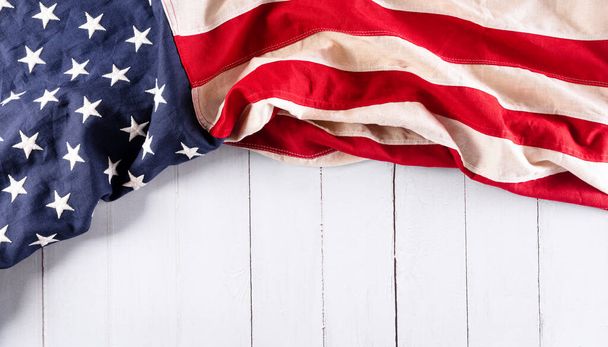 З Днем Незалежності: 4 липня, американський прапор на білому дерев'яному тлі. - Фото, зображення