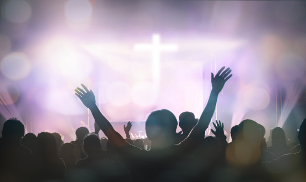 Cristianos levantando sus manos en alabanza y adoración en el fondo de la cruz - Foto, imagen